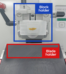 Blade와 Paraffin block을 각 holder에 결합 사진 - Block holder, Blade holder 부분 표시